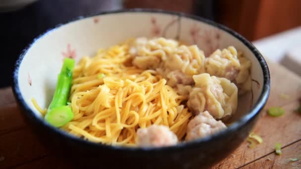 Poner Verduras Verdes Tazón Con Fideos Albóndigas — Vídeo de stock