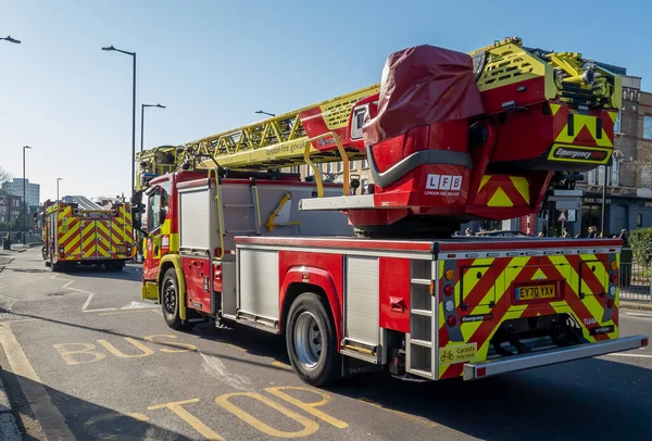 Londra mı? UK- 03.15.2022. İtfaiye ya da itfaiye ekiplerinin itfaiye araçları acil bir olaya müdahale ediyor..