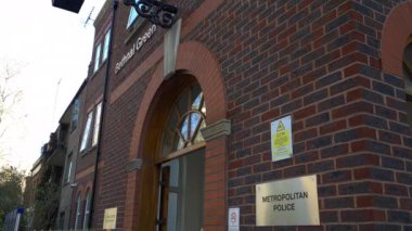 Londra mı? Birleşik Krallık-03.26.2022. Bethnal Green, East End 'deki Metropolitan Polis Karakolu' nun ön cephesi ve tabelası..