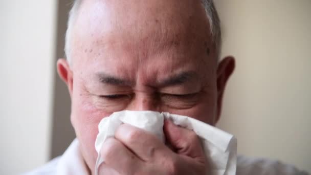 Yetişkin Bir Erkek Grip Saman Nezlesi Semptomları Tıkanmış Burnu Akmış — Stok video