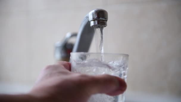 Verre Rempli Débordant Eau Potable Fraîche Robinet — Video