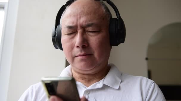 Ein Mann Genießt Das Online Musikhören Mit Kopfhörern — Stockvideo
