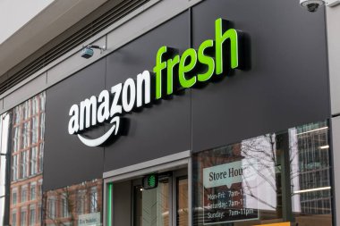Londra mı? Birleşik Krallık-03.30.2022. Amazon Taze Market 'in Canary Wharf' taki şubesinin adı ve ön cephesi..