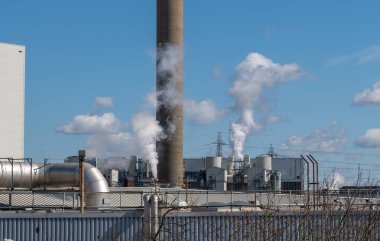 Duman ve kirlilik dışarı ve endüstriyel fabrikadan geliyor.