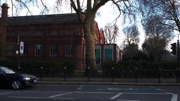 Лондон Великобритания 2022 Street View Victoria Albert Museum Childhood Currently — стоковое видео