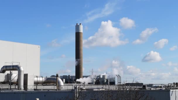 2022 来自埃德蒙顿固体废物焚化炉的烟雾和污染的实时镜头 — 图库视频影像