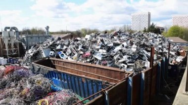 Londra mı? UK- 04.03.2022. Geri dönüşüm için metal parçalarıyla dolu kocaman bir avlusu olan bir kazıma metal işi..