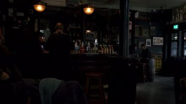 Londra mı? Birleşik Krallık-04.05.2022. Geleneksel dekorlu bir İngiliz barının içi. Kirpi Evi, Charing Cross Yolu..