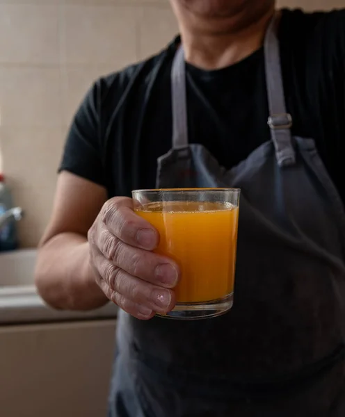 Person Som Håller Ett Glas Färskpressad Apelsinjuice — Stockfoto