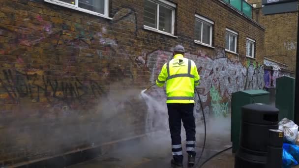 Til London 2022 Arbeider Fra Tower Hamlet Council Rengjør Graffiti – stockvideo