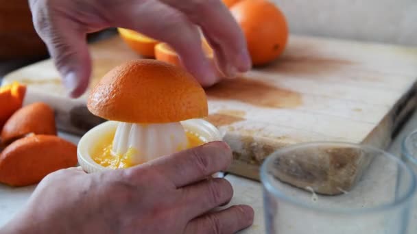 Hand Squeezing Oranges Make Juice — Wideo stockowe