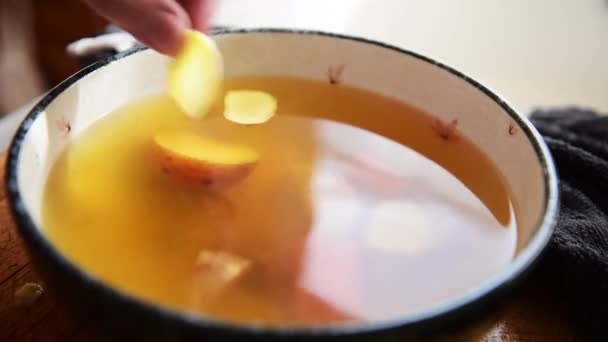 Adding Ginger Green Onions Bowl Ginger Onion Vegetable Soup — Vídeos de Stock