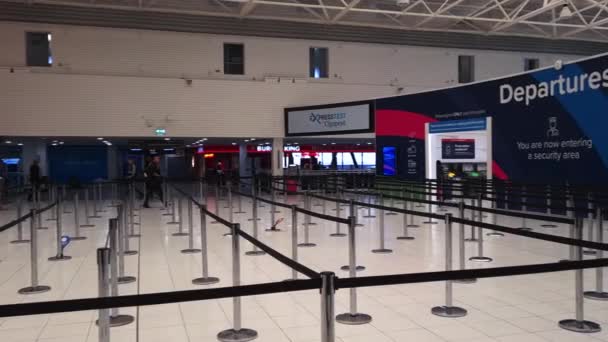 Det Birmingham Förenade Kungariket 2022 Interiör Bild Avgångshallen Birmingham Airport — Stockvideo