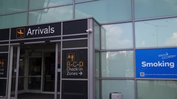 Birmingham Großbritannien 2022 Namensschild Und Fassade Des Flughafengebäudes Birmingham — Stockvideo