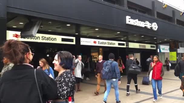 London 2022 Name Sign Facade Euston Train Station Crowd Passengers — Stockvideo