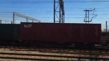 Londra mı? UK- 04.26.2022. Tren yolunun kentsel çevre ve ulaşım merkezinden hızla geçen görüntüsü..