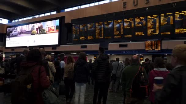 London Förenade Kungariket 2022 Passagerare Eustons Vänthall Får Reseinformation Från — Stockvideo