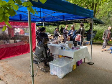 Londra mı? Birleşik Krallık-05.01.2022. Alexandra Palace Çiftçi Pazarı 'nda yerel ürünler satan bir tezgahtar..