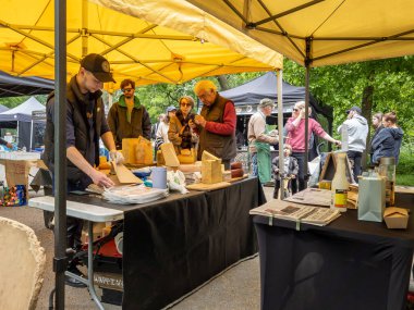 Londra mı? Birleşik Krallık-05.01.2022. Alexandra Sarayı Çiftçi Pazarı 'nı ziyaret edenler birçok tezgahtan birinde yiyecek satın alıyorlar..