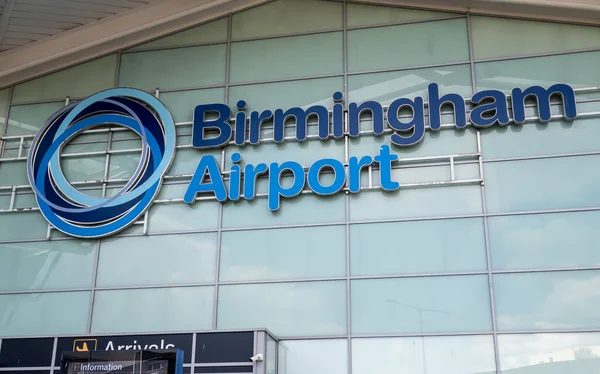 Birmingham. Birleşik Krallık-04.26.2022. İsim levhası ve Birmingham Havaalanı 'nın ön cephesi..