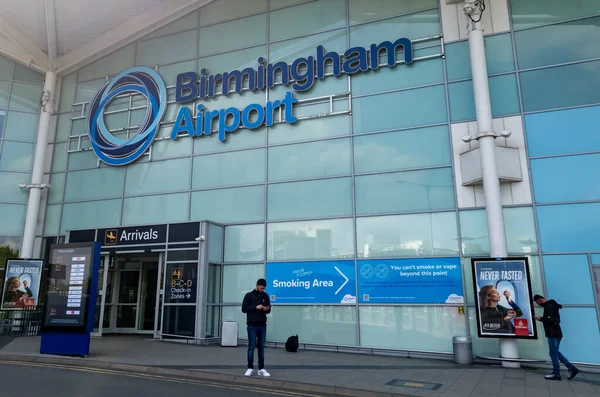 Birmingham. Birleşik Krallık-04.26.2022. İsim levhası ve Birmingham Havaalanı 'nın ön cephesi..