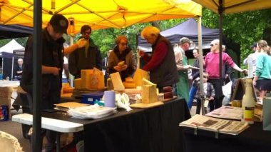 Londra mı? Birleşik Krallık-05.01.2022. Alexandra Sarayı çiftçilerinin ziyaretçileri küçük bir üreticiden peynir satın alıyorlar..