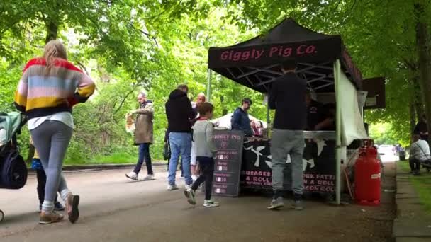 Londen 2022 Bezoekers Van Alexandra Palace Farmers Market Kopen Eten — Stockvideo