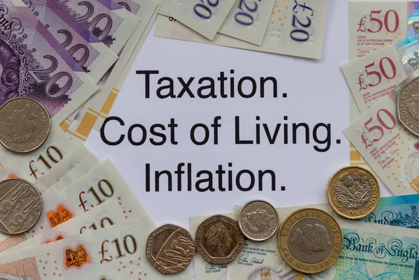 Impuestos Crecientes Concepto Coste Vida Inflación Con Palabras Billetes Monedas — Foto de Stock