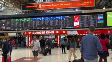 Londra, İngiltere-06.08.2022. Trenlerini bekleyen yolcularla Victoria Tren İstasyonu 'nun iç manzarası..