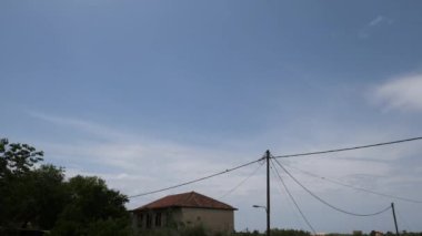 Mavi gökyüzünde oluşan beyaz bulutların zamanı.. 