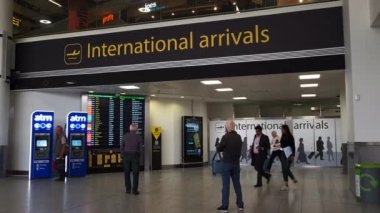 Gatwick Havaalanı, UK-06.08.2022. Güney Terminali 'ndeki Uluslararası Gelenler Salonu.