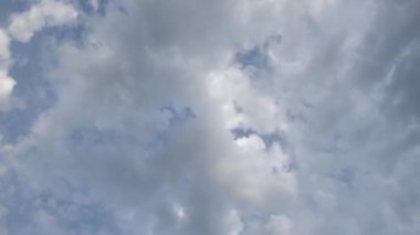 Mavi, güneşli bir gökyüzünde, çok katmanlı, yünlü bulutların zamanı..