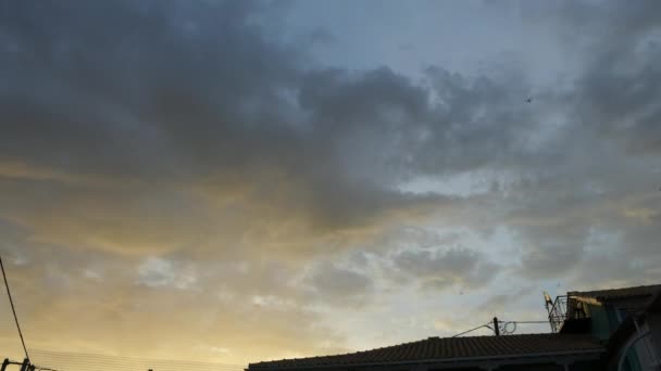 Timelapse Nascer Sol Com Nuvens Coloridas Sobre Uma Aldeia Rural — Vídeo de Stock