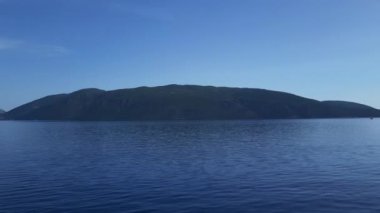 Ithaca ya da Ithaki adası, Yunanistan, derin mavi deniz ve gökyüzü ile güzel sakin bir günde deniz manzarası.