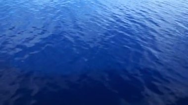 Yumuşak dalgalar dalgalanır derin mavi denizde.