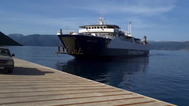 Isla Ítaca Grecia 2022 Ferry Atracando Pisaetos Piso Aetos Puerto — Vídeos de Stock
