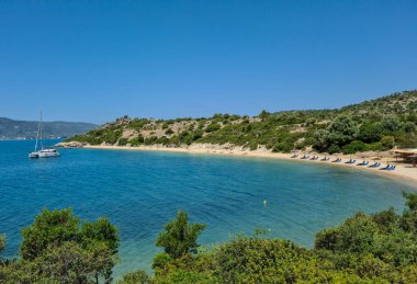 Yunan İyon kıyı şeridinin ıssız bir bölgesinde el değmemiş plajlar.