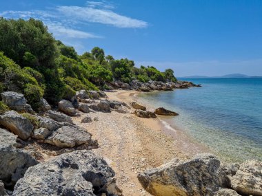 Yunan İyon kıyı şeridinin ıssız bir bölgesinde el değmemiş plajlar.