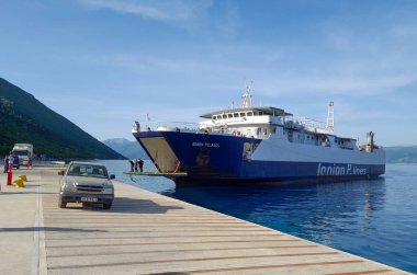 Ithaca Adası, Yunanistan - 05.27.2022. Pisaetos ya da Piso Aetos Limanı 'na demir atmış bir feribot..