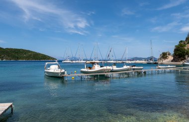 Ithaca Adası, Yunanistan - 05.26.2022. Frikes Limanı manzarası. Birkaç restoranı ve tatilcilere hizmet veren birkaç dükkânı olan sessiz sakin bir köy..
