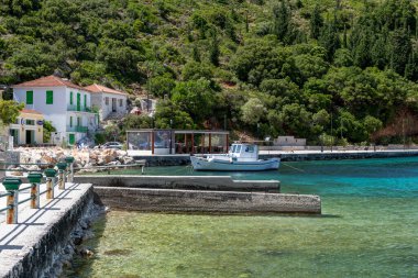 Ithaca Adası, Yunanistan - 05.26.2022. Frikes Limanı manzarası. Birkaç restoranı ve tatilcilere hizmet veren birkaç dükkânı olan sessiz sakin bir köy..