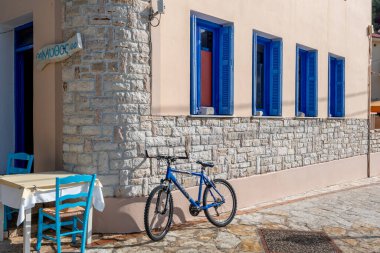 Ithaca Adası, Yunanistan-05.25.2022. Kioni sahilinde turistler için bir restoran..