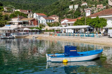 Ithaca Adası, Yunanistan-05.25.2022. Kioni 'nin deniz manzarası. Daireleri, restoranları ve dükkanları var. Tatilcilerin ihtiyaçlarını karşılayacak..