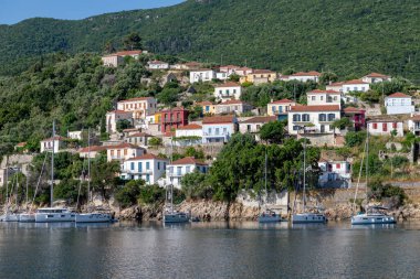 Ithaca Adası, Yunanistan-05.25.2022. Kioni 'nin deniz manzarası. Daireleri, restoranları ve dükkanları var. Tatilcilerin ihtiyaçlarını karşılayacak..