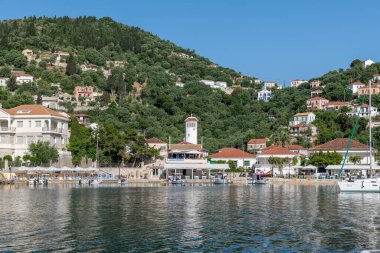 Ithaca Adası, Yunanistan-05.25.2022. Kioni 'nin deniz manzarası. Daireleri, restoranları ve dükkanları var. Tatilcilerin ihtiyaçlarını karşılayacak..
