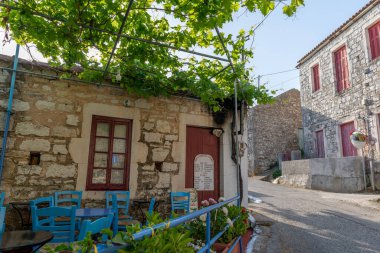 Ithaca Adası, Yunanistan-05.25.2022. Kioni köyünün yamaçlarındaki binalar. Sessiz, uykulu bir tatil yeri..