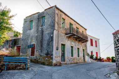 Ithaca Adası, Yunanistan-05.25.2022. Kioni köyünün yamaçlarındaki binalar. Sessiz, uykulu bir tatil yeri..