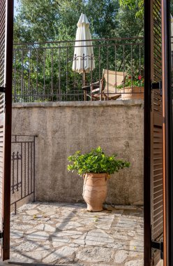 Yunanistan 'ın Ithaca Adası' ndaki esrar bitkileriyle süslenmiş güzel geleneksel taş bir evin ayrıntıları.