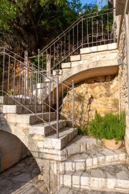 Yunanistan 'ın Ithaca Adası' nda, saksı bitkileriyle süslenmiş güzel bir taş evin merdivenleri..