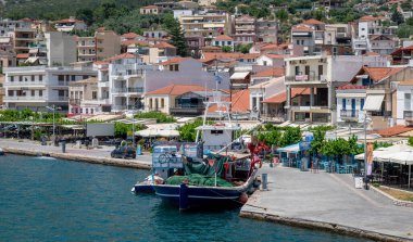 İyon Denizi, Yunanistan-05.24.2022. Yunan İyon kıyısındaki Astakos liman kasabasının deniz manzarası.